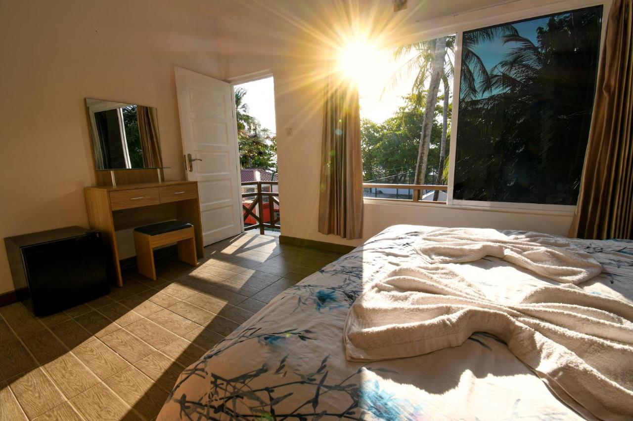 Surf Yoga Camp Hotel Thulusdhoo Exterior photo